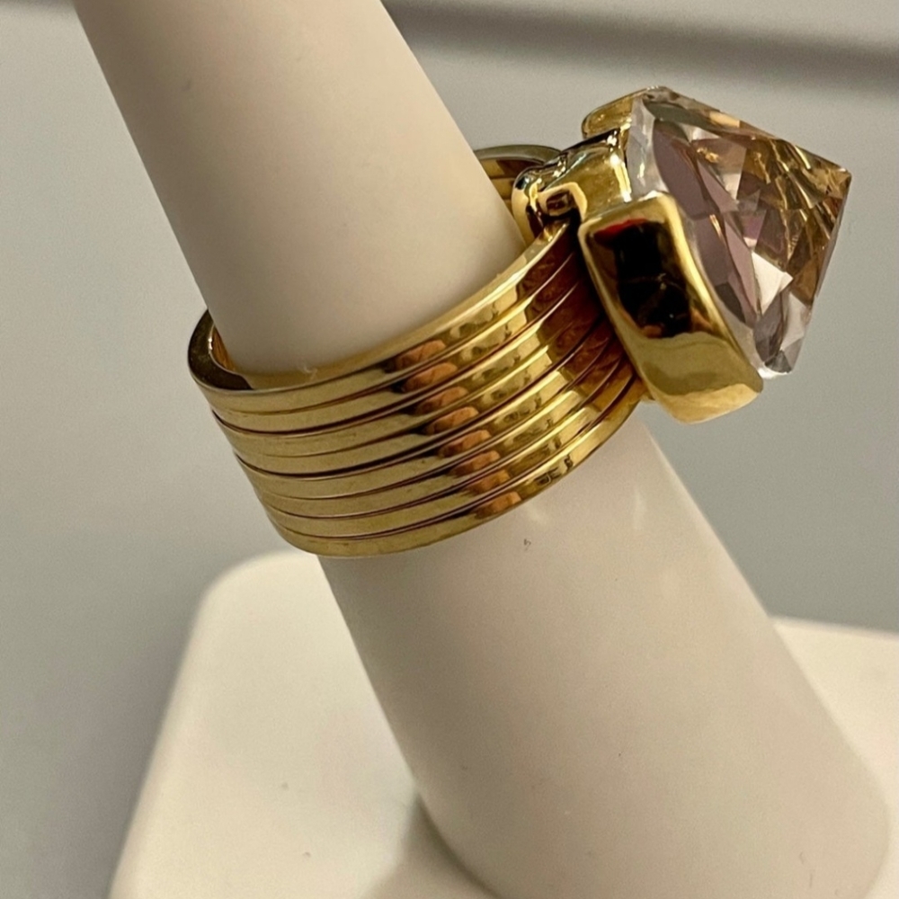 Vintage Guess Gold Tone Ring with Fancy Cut Purple Crystal. Size 7! 💜 - Picture 8 of 9